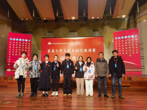 图一 赛事获奖同学与大米影视
评委合影